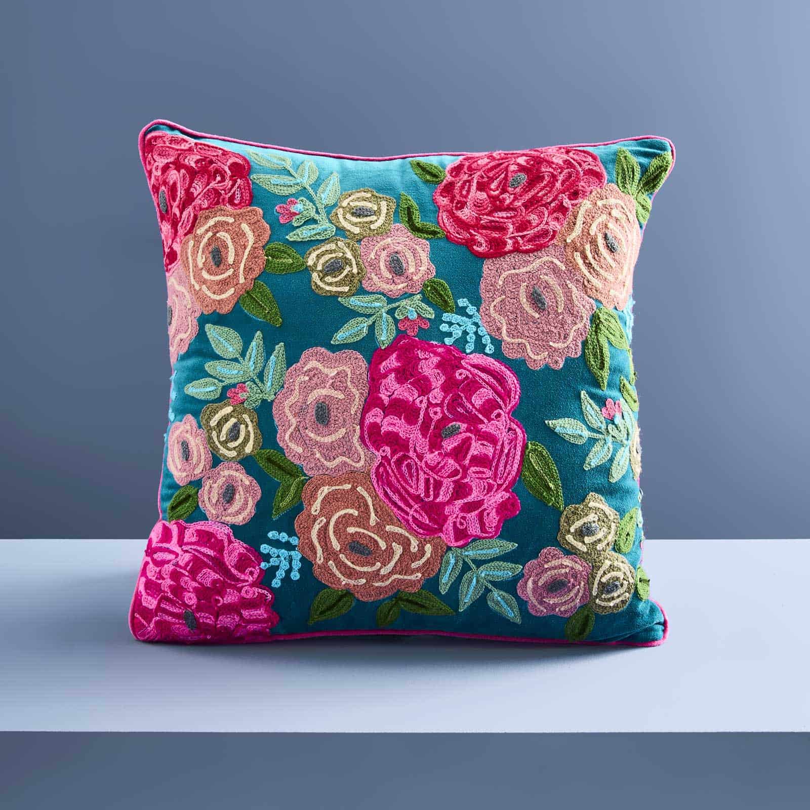 Velvet cushion Lotte, green w. colorful floral motif