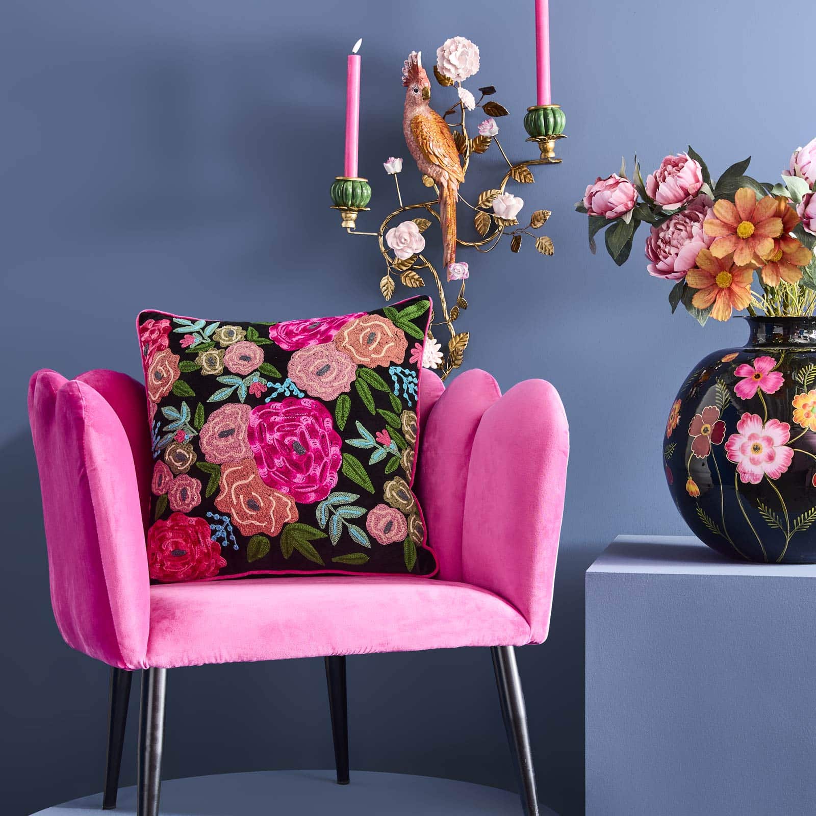 Velvet cushion Lotte, black w. colorful floral motif