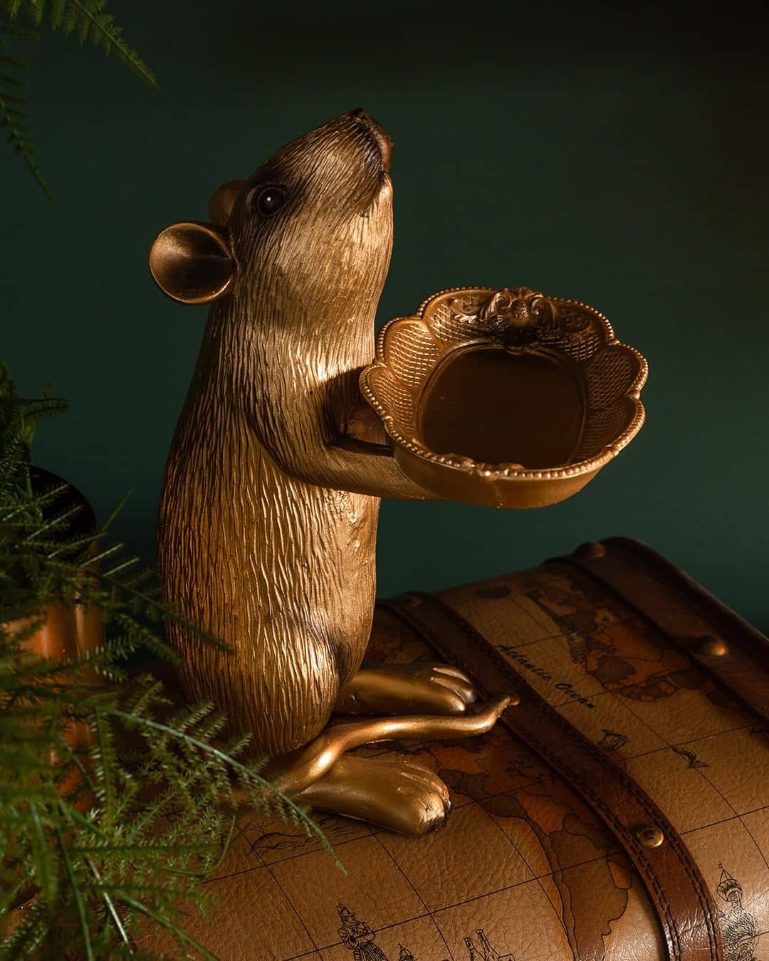 Figura decorativa de rata Rudi Rat con cuenco, dorado