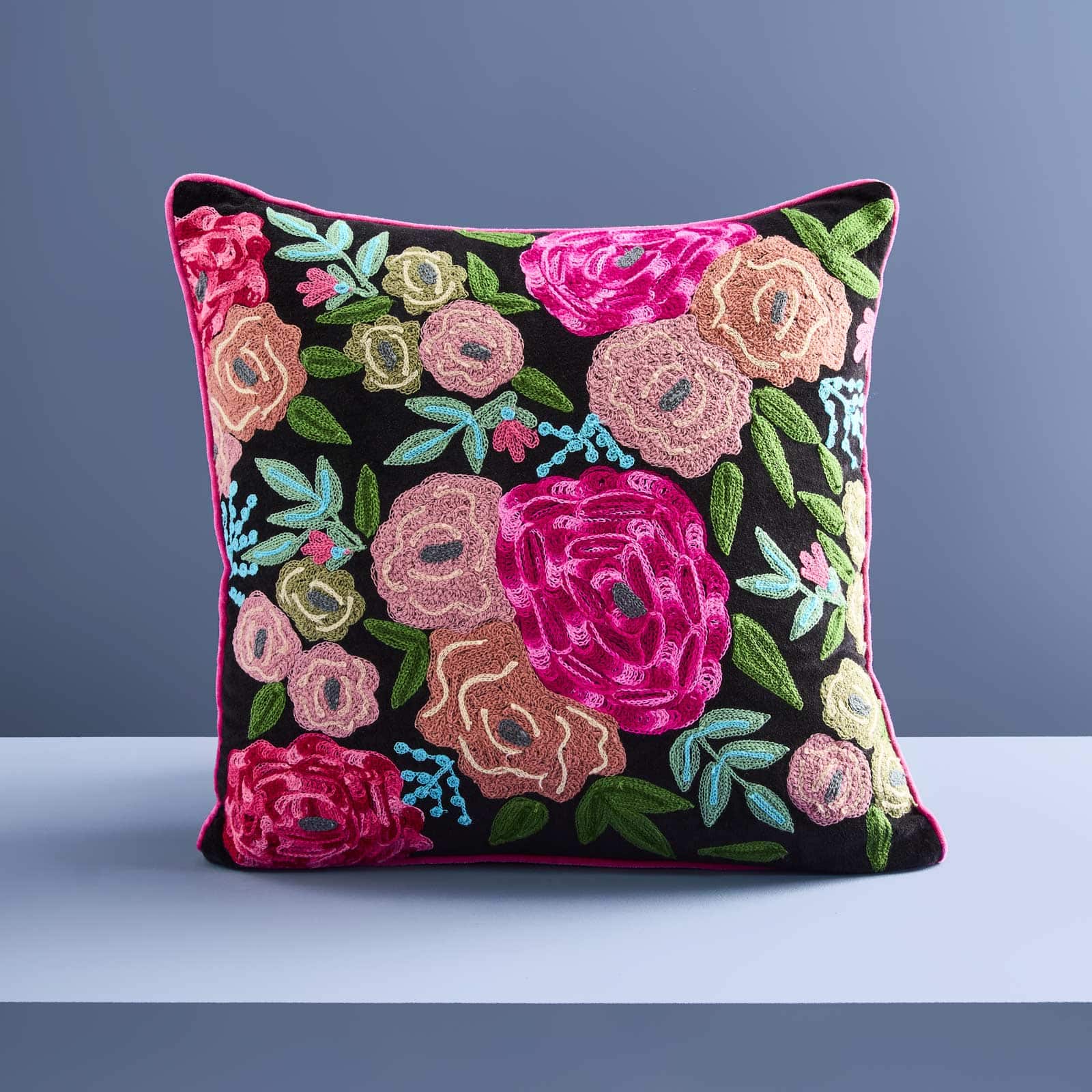 Coussin Lotte, noir avec motif floral coloré