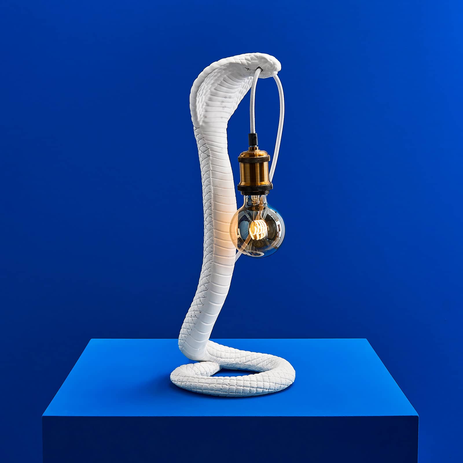 Lampada da tavolo serpente / cobra Cleo, bianco, poliresina/metallo, 21x18,5x48 cm