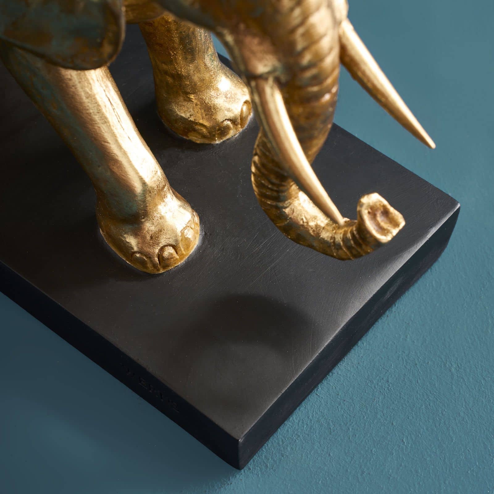 Table lamp Safari with lion, zebra, elephant, gold