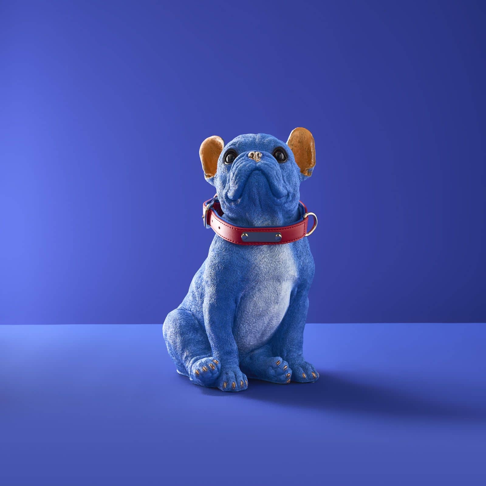 Dekofigur Hund, French Bulldog Molly m. Halsband, blau-orange
