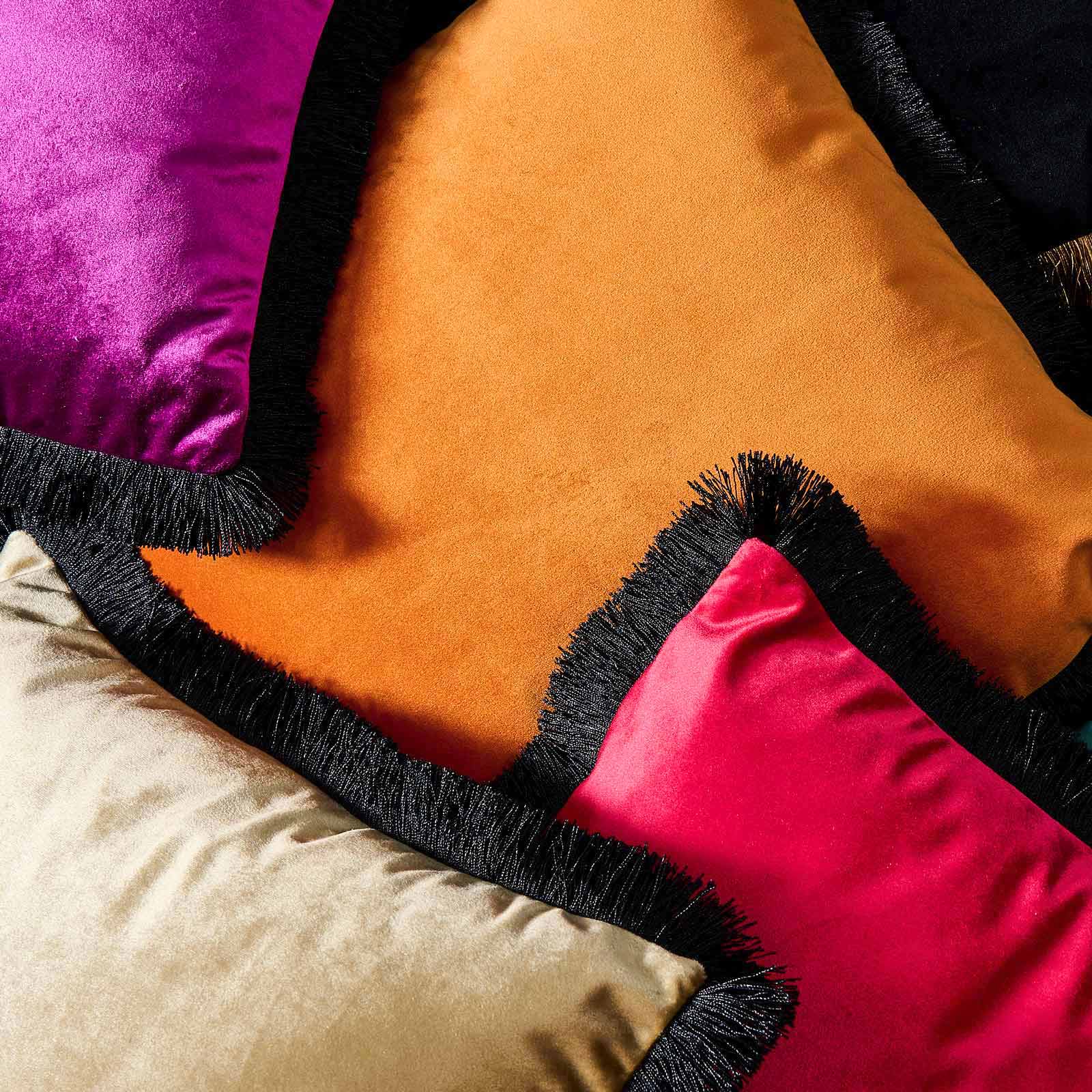 Samtkissen Velvet Cushion, orange-schwarz, Polyester, 45x45 cm, mit schwarzen Fransen, inklusive Füllung