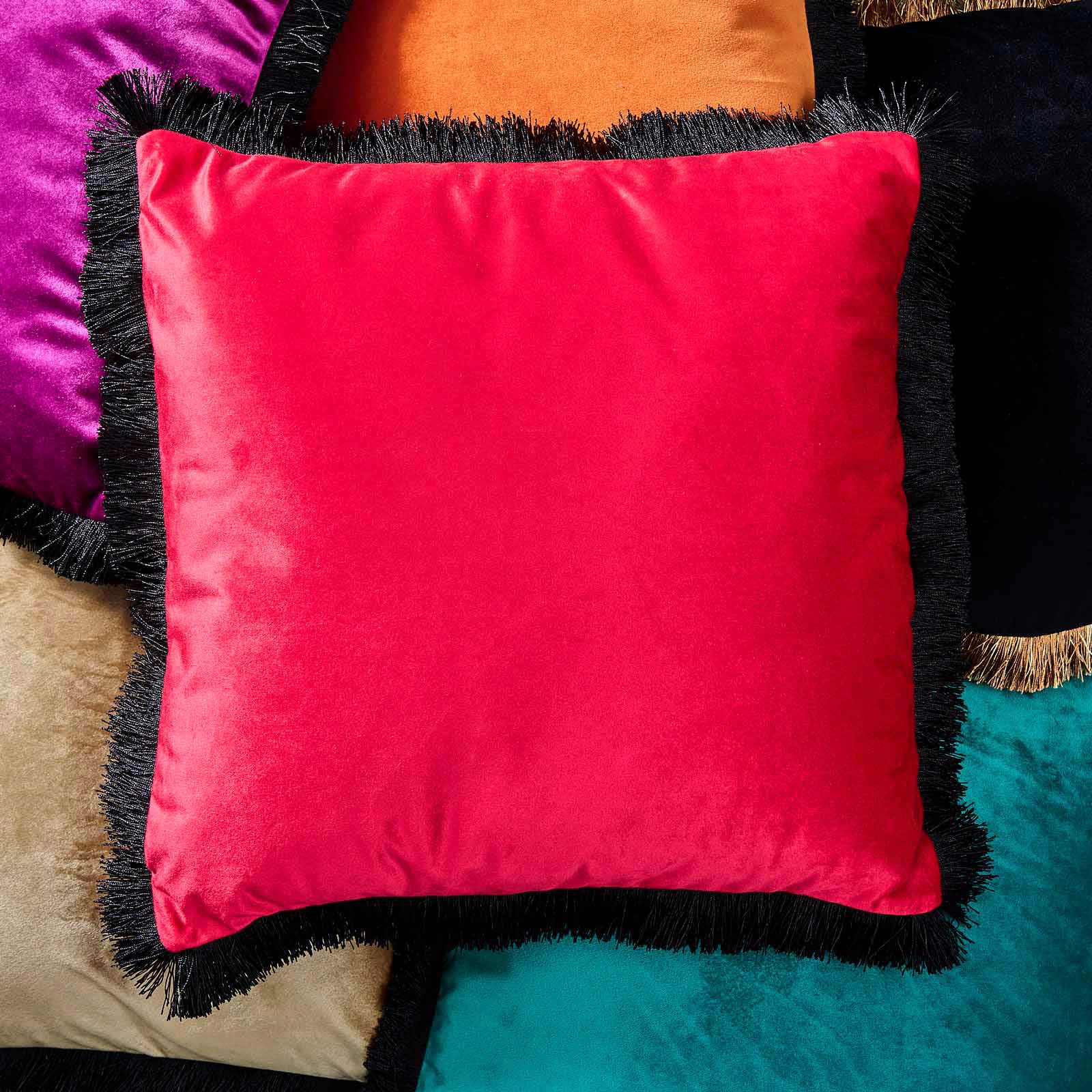 Samtkissen Velvet Cushion, pink-schwarz, Polyester, 45x45 cm, mit schwarzen Fransen, inklusive Füllung