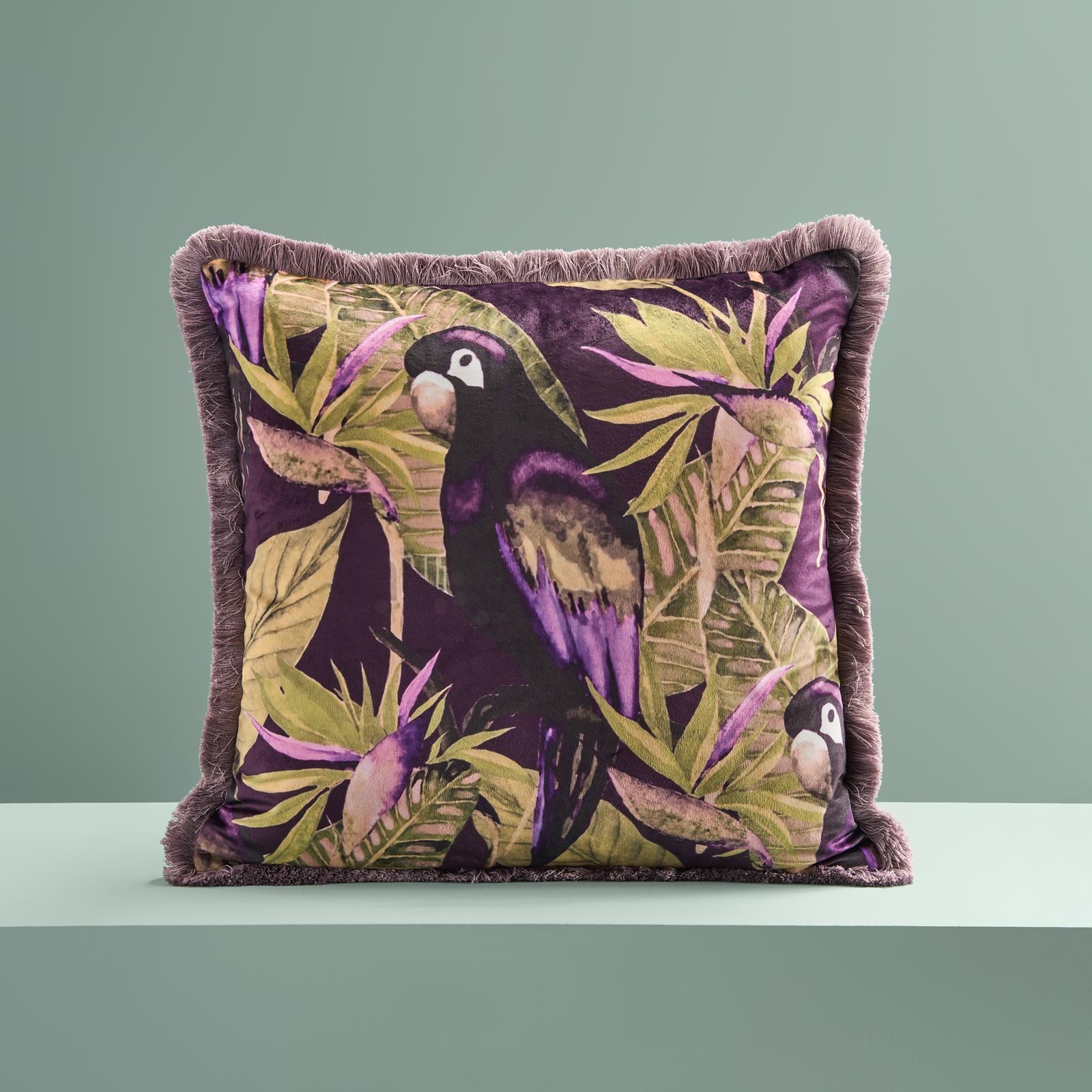 Cushion w. fringes Strelitzia & bird