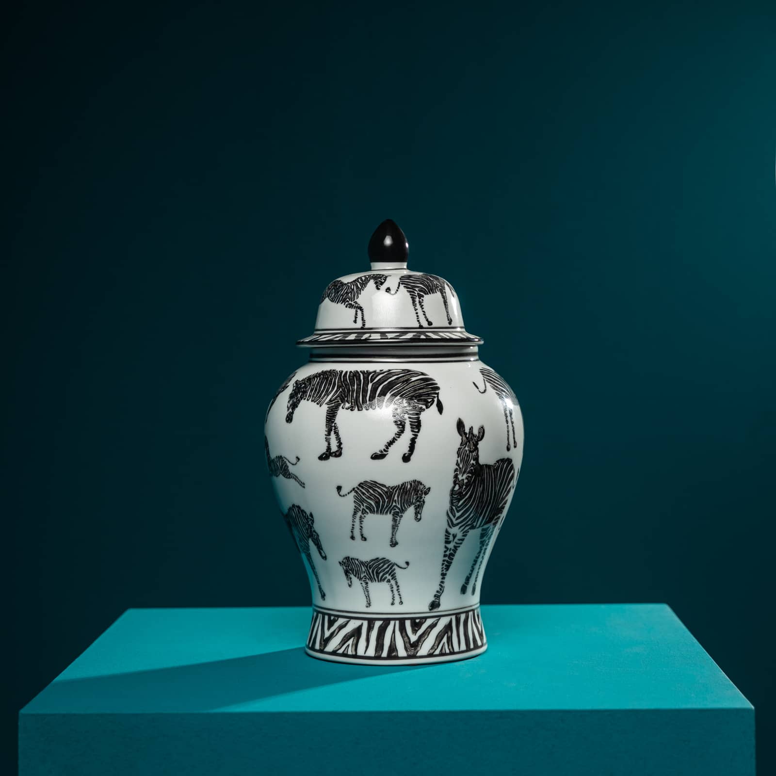 Vase w. lid Zebra, porcelain, 21x21x34 cm 