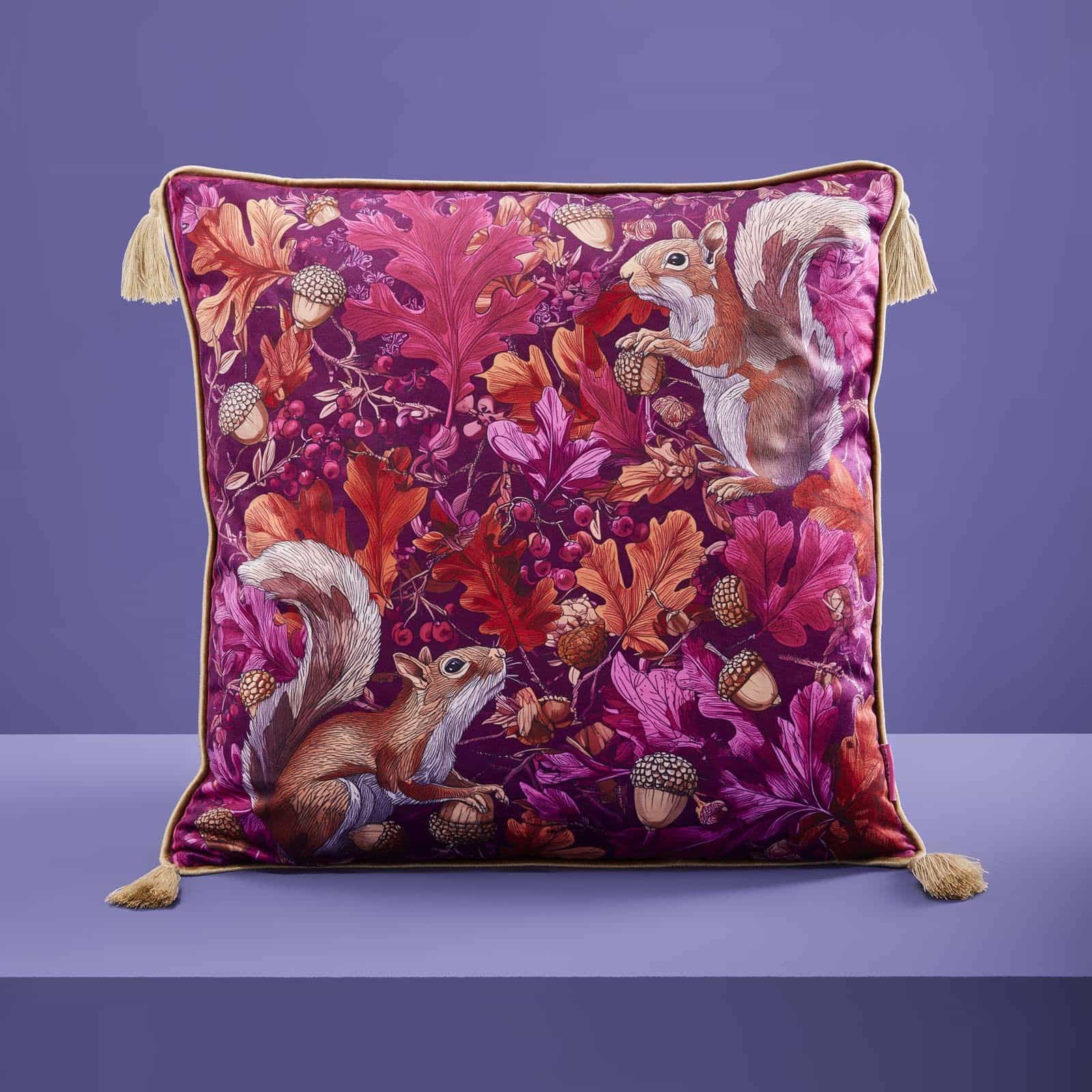 Pernă cu ciucuri veveriță Eduard, violet-multicolor