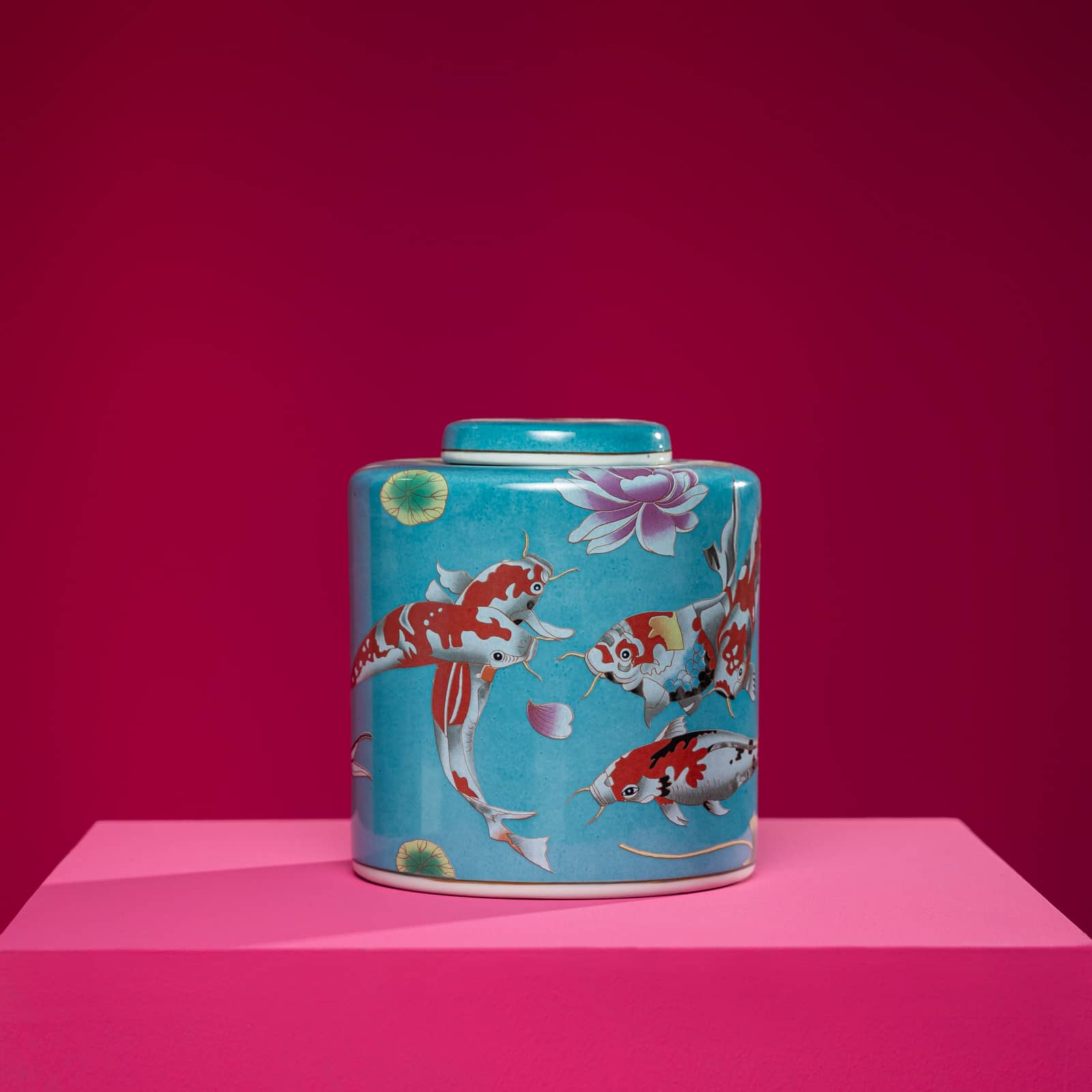 Vase w. lid Koi / Fishes, porcelain, 20x20x23 cm 