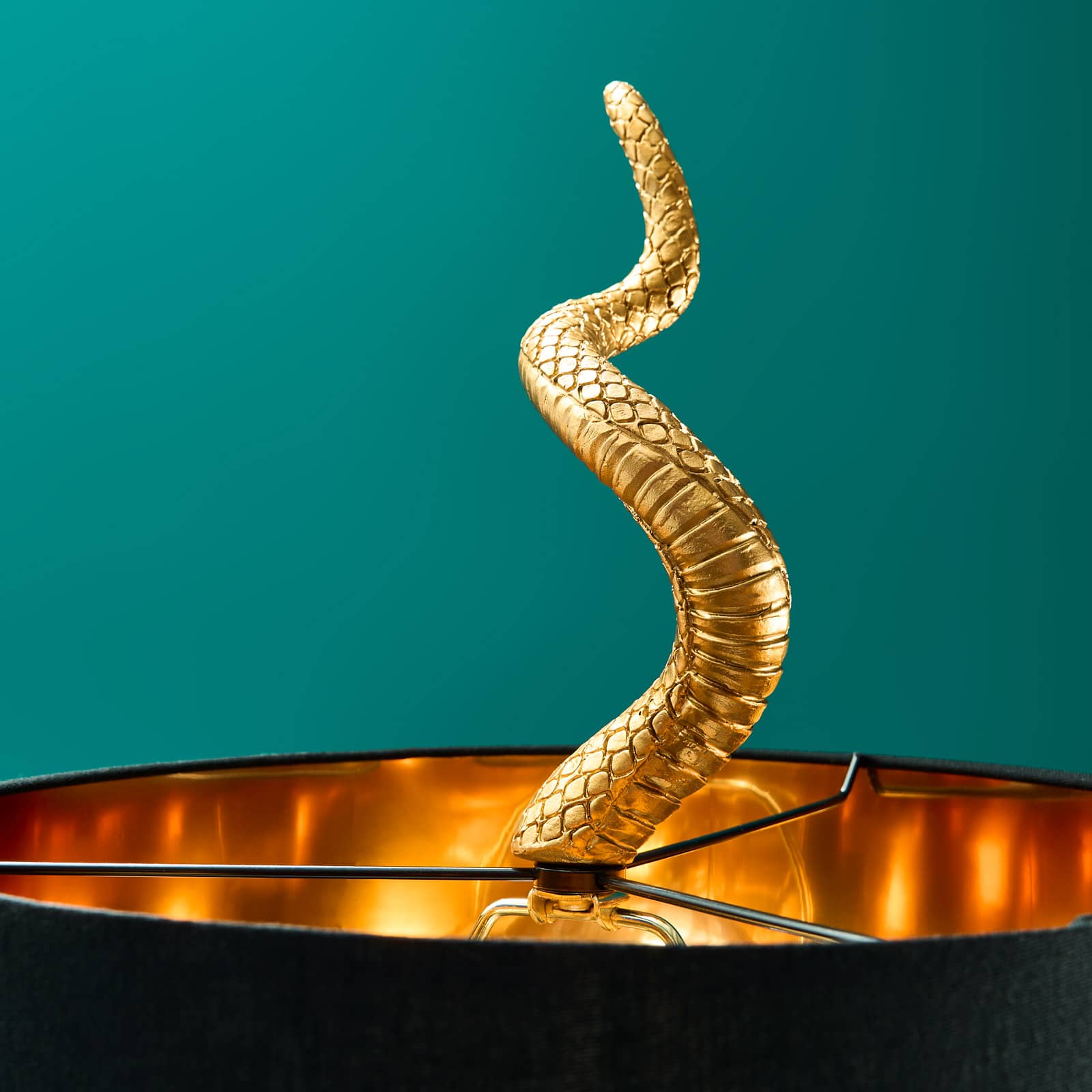 Lámpara de pie serpiente/cobra Kaara, oro/negro