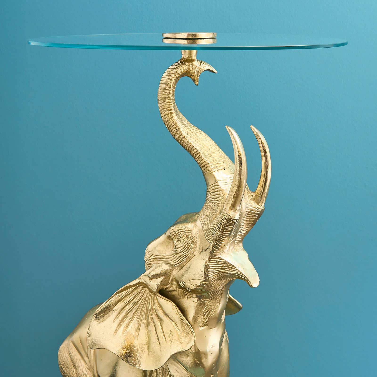 Stolik boczny w kształcie słonia Kimba, złoty, aluminium/szkło, 46x72 cm